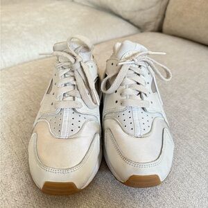 Nike Air Huarache Women's Sneakers Size 7 (runs small, better for 6!)